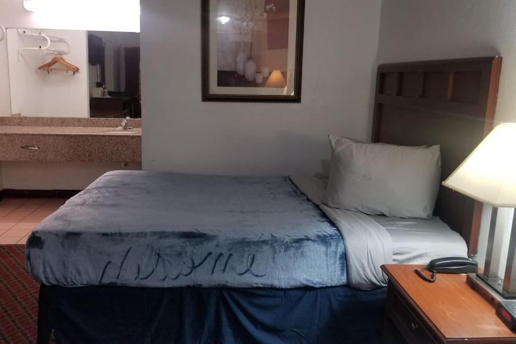 Osu King Bed Hotel Room 109 Wi-Fi Booking Stillwater Exterior photo
